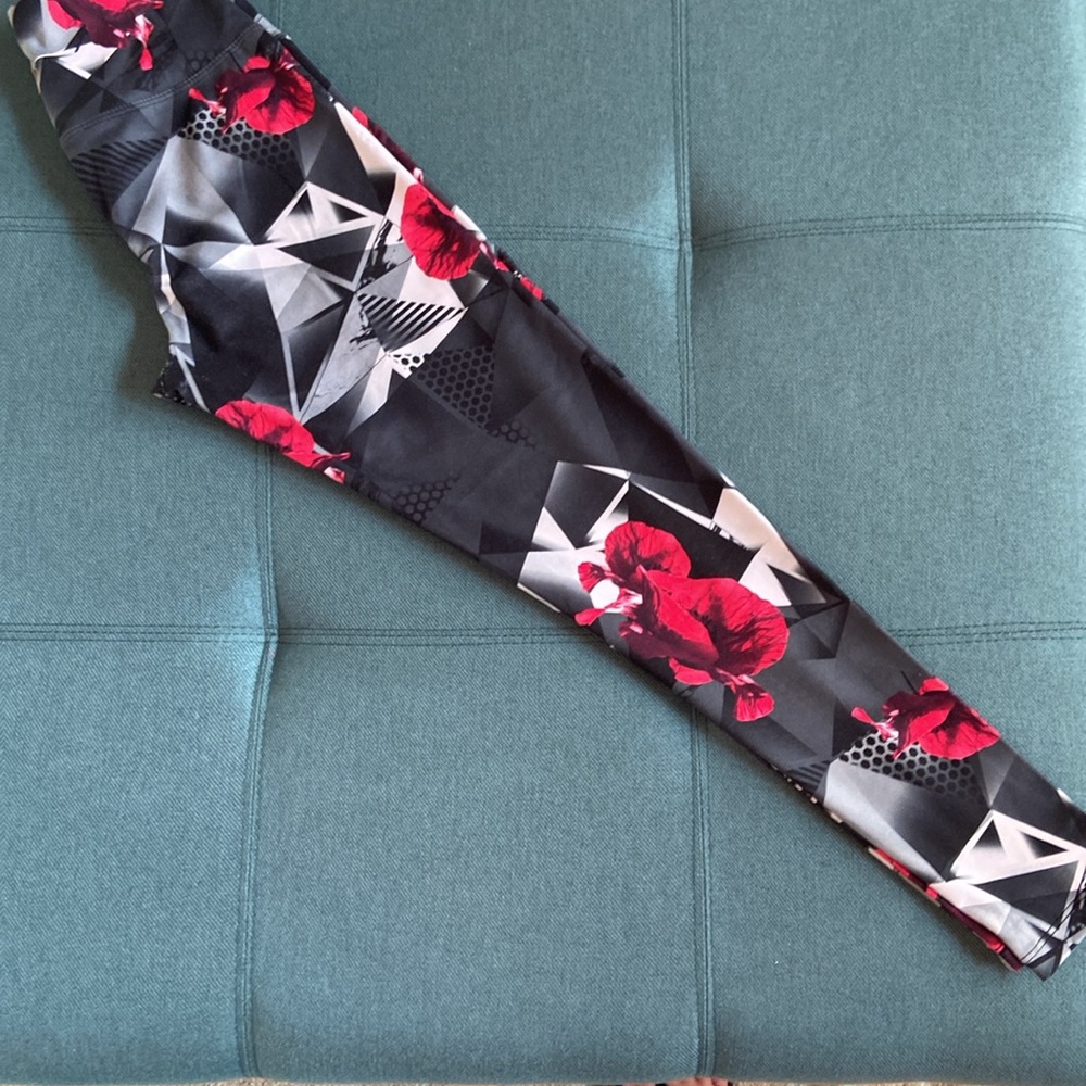 Sale! Leggings in cool geo pattern with red poppies, size S - Picture 5 of 6